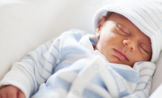 新生儿睡觉为什么身上不能穿太多衣服？