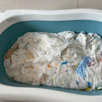 新生儿的衣服第一次洗用食用盐水泡一会好吗？