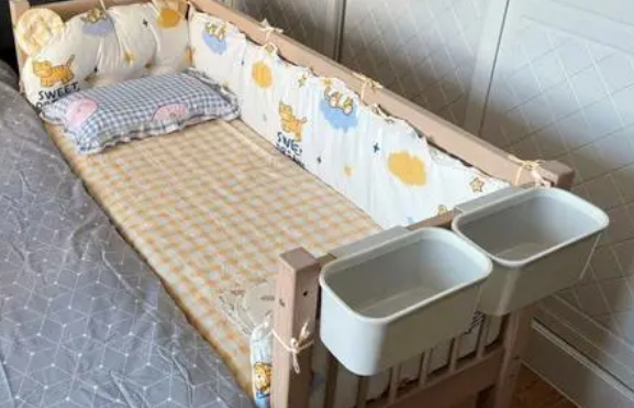 购买的婴儿床应有栏杆设计