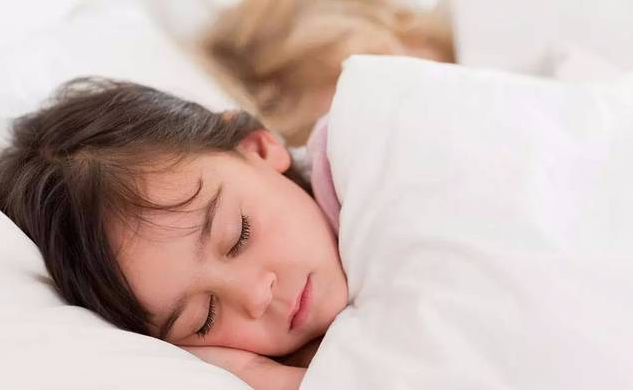 建立健康的睡眠习惯可以安抚宝宝夜间哭闹