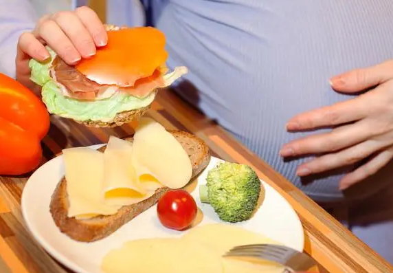 孕妇到了孕晚期控制饮食并没有吃太多