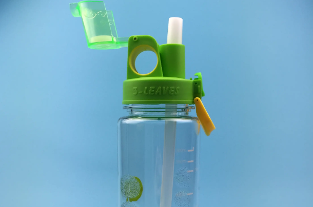 宝宝1岁后可以用吸管杯代替奶瓶喝奶