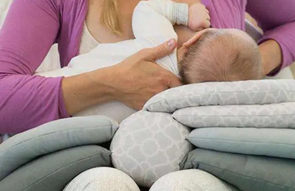 有的宝妈在哺乳期容易堵奶