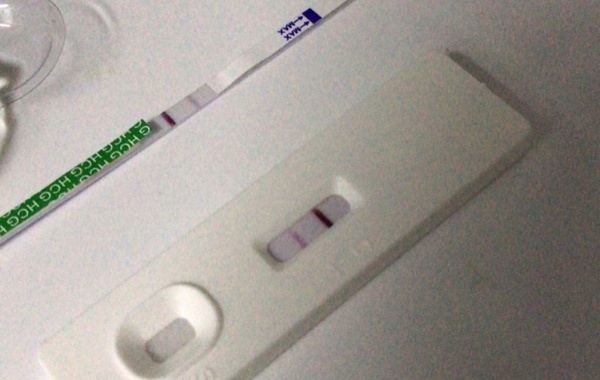 两道杠显示一深一浅可能是因为试纸本身有问题