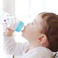 三个月前婴儿喝水危害大，中毒、窒息的风险就在身边