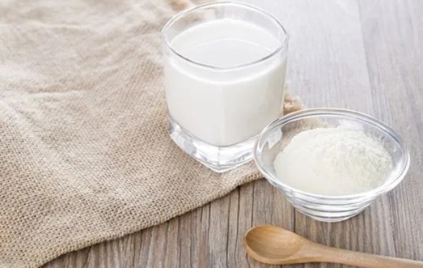 注意奶粉中是否含有足够的营养成分