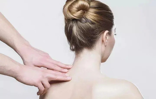 女性右肩膀痛可以进行局部热敷