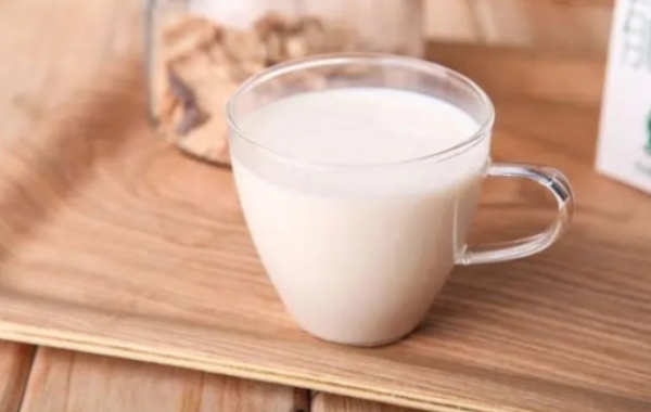 牛奶含有丰富的矿物质可以适量喝