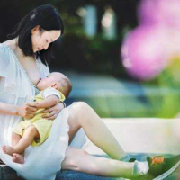 新生儿喂养母乳的正确姿势图解，侧卧、盘腿看个人喜好