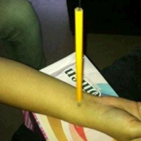 孕期铅笔摆动测男女的图解，准备一支铅笔和一根针就行