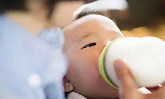 宝宝出现呛奶是一个不容忽视的现象