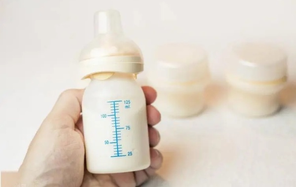 母乳喂养的时间是每隔2-3个小时喂一次